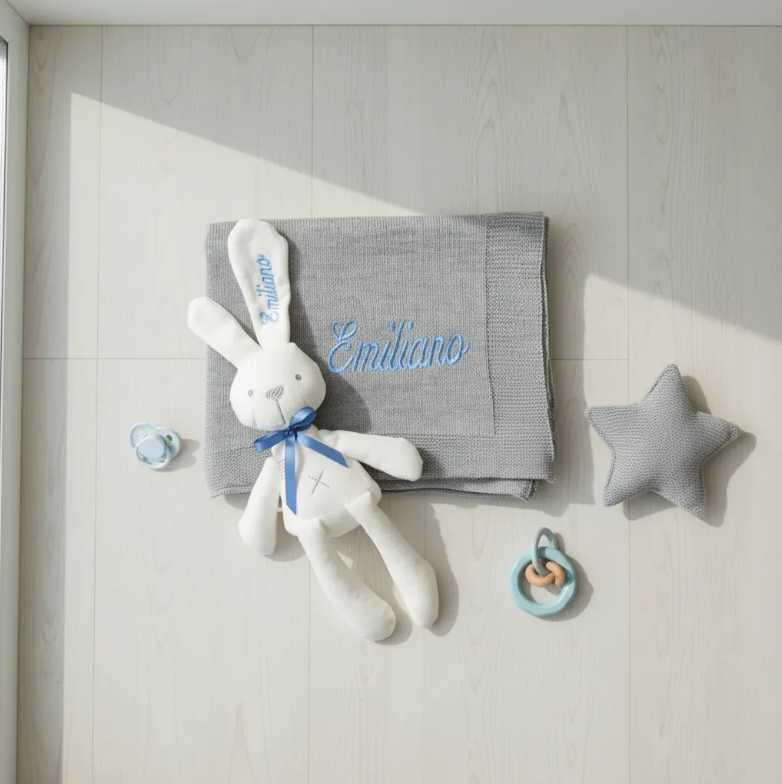 Set de Regalo Bebé Personalizado: Cobija Tejida y Conejo de Peluche. Ideal Recién Nacido y Bautizo