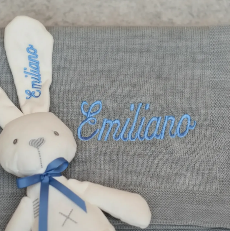 Set de Regalo Bebé Personalizado: Cobija Tejida y Conejo de Peluche. Ideal Recién Nacido y Bautizo