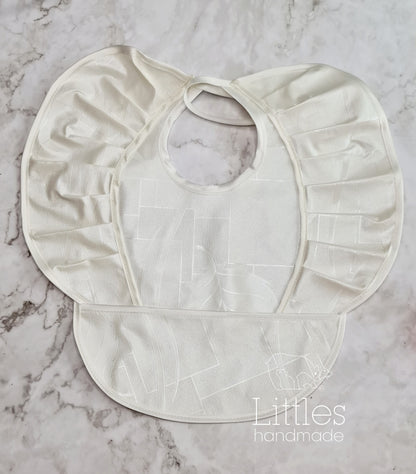 babero impermeable con olanes